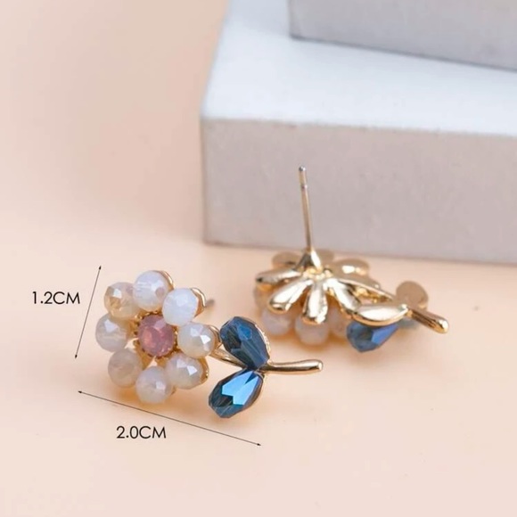 🌸 Flower Gemstone Stud Earrings 🌸 - Picture 2 of 3